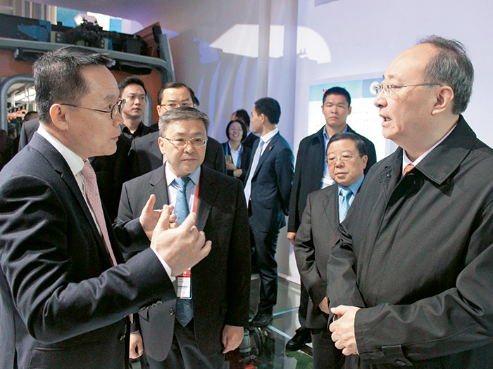  四川省委副書記、省長尹力在2016年西博會蒞臨成都展館新筑有軌電車展區